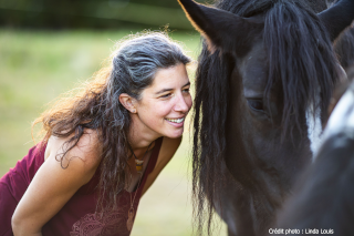 Marilyne Salin souriant juste à côté du visage de son cheval